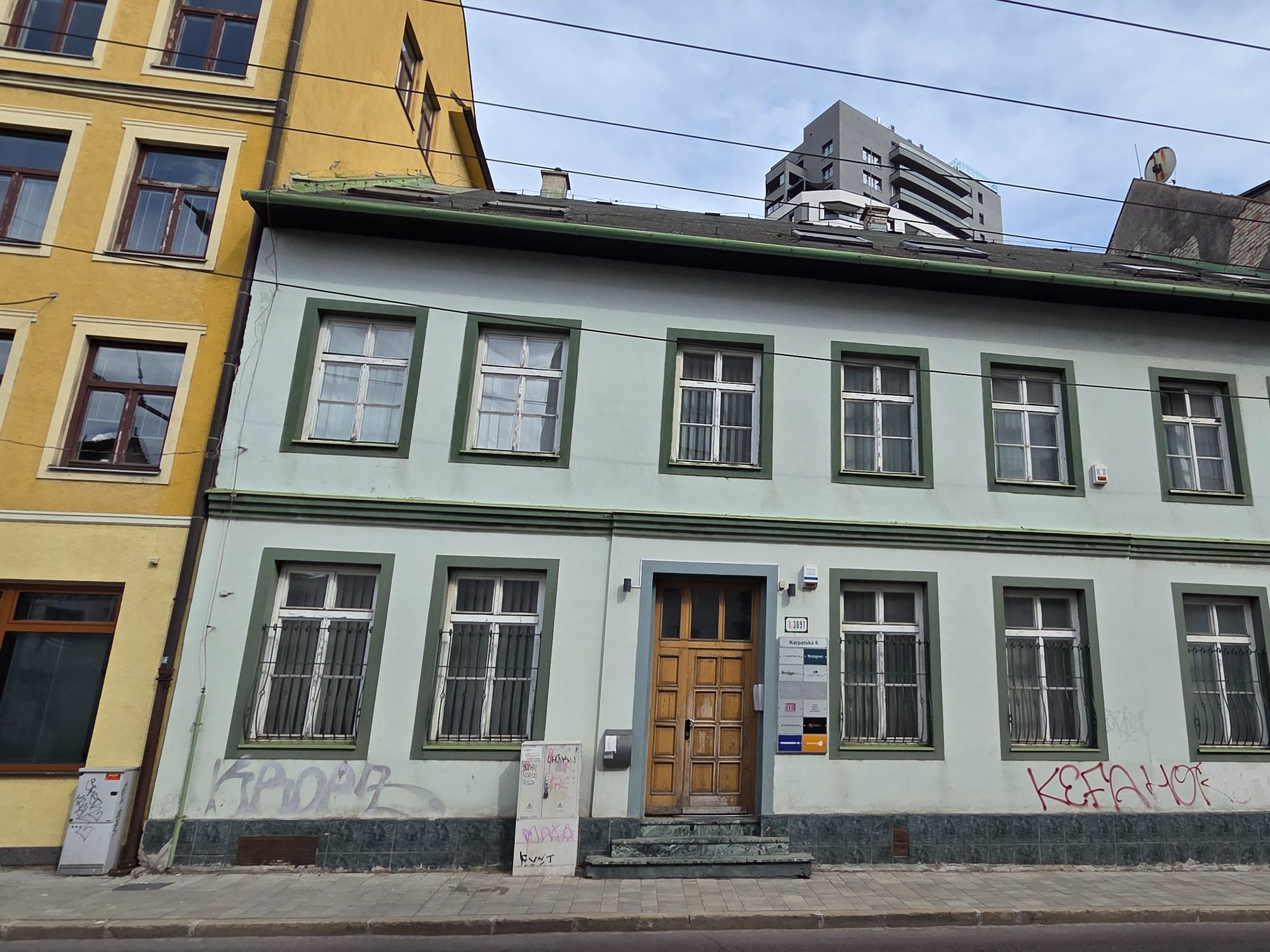 Súčasný stav uličnej fasády Karpatská 6 pred rekonštrukciou